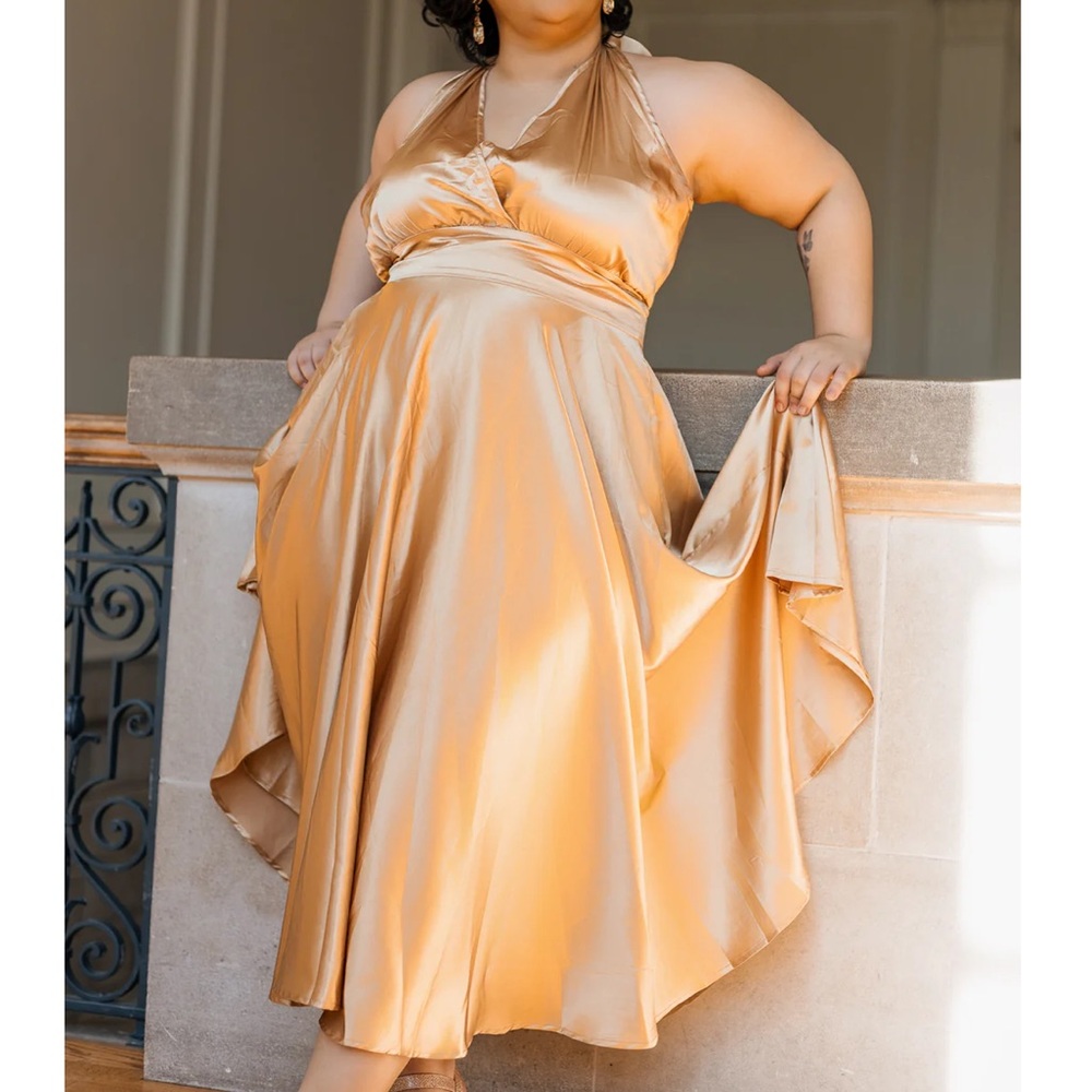 #1 HOST PICK 😍😍😍Tatyana NWT - Isabella Elegant Gold Halter 2x has pockets !!!